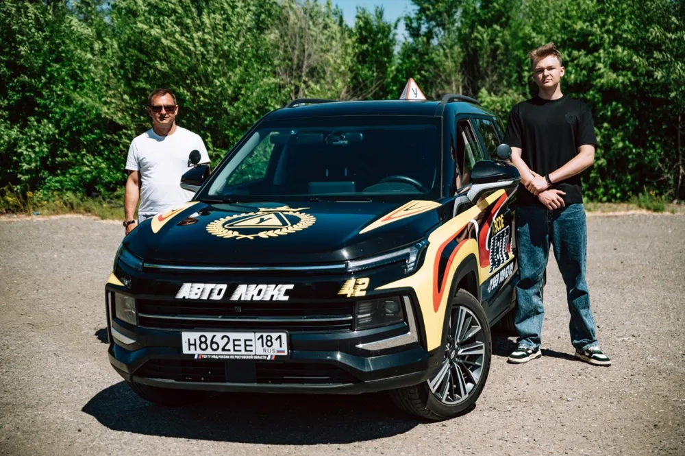 Инструктор и ученик «АвтоЛюкс» у учебного автомобиля на автодроме
