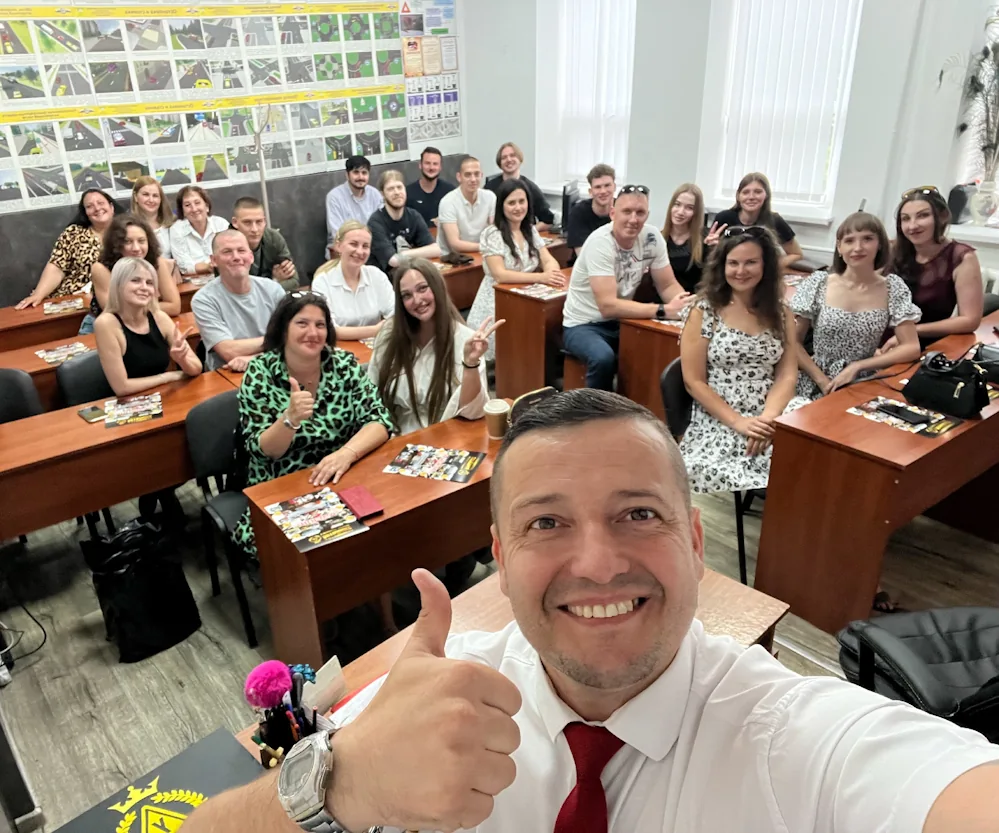 Занятие по ПДД в классе автошколы «АвтоЛюкс»